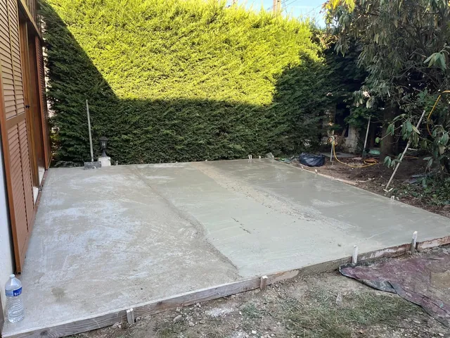 Dalle béton coffrée et talochée le long de la maison