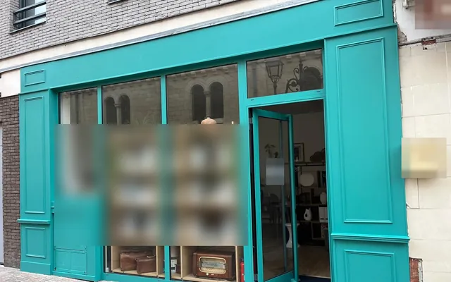 Devanture de commerce habillée de menuiseries à panneaux moulurés