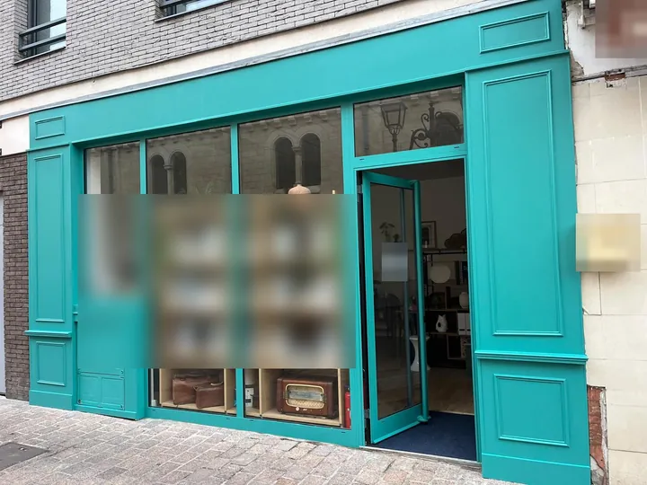 Devanture de commerce habillée de menuiseries à panneaux moulurés