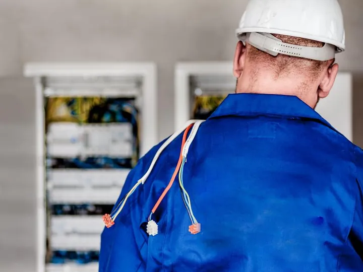 Électricien au travail sur un tableau électrique