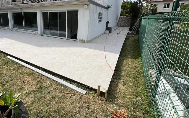 Carrelage extérieur grand format posé sur une terrasse